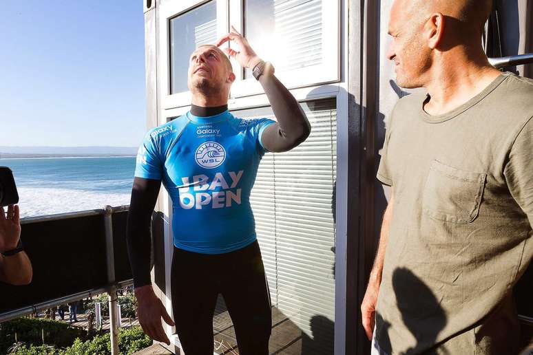 Mick Fanning é atacado por tubarão na final da WSL