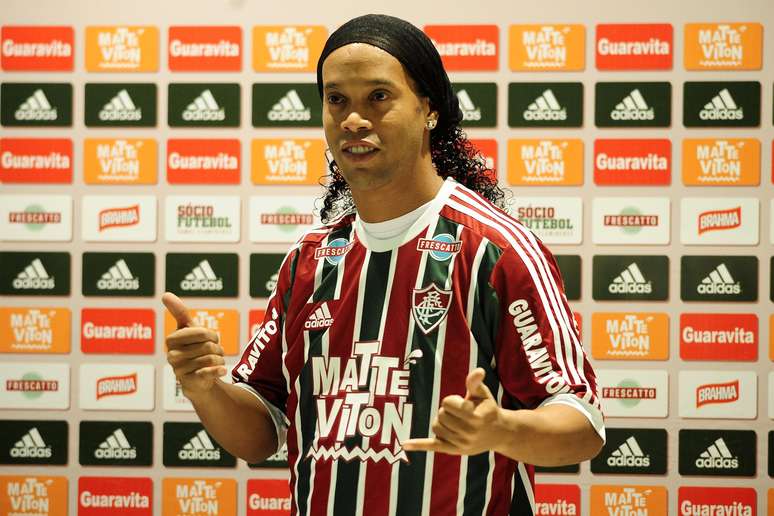 Ronaldinho foi a campo depois de entrevista para se apresentar à torcida