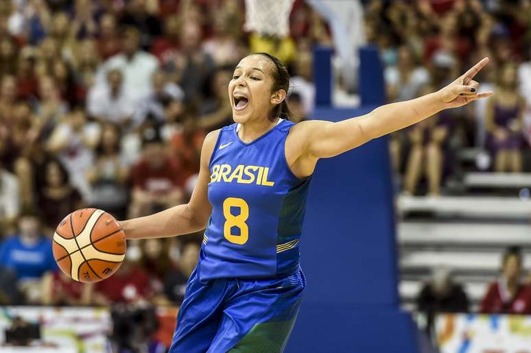 Tainá tenta animar a Seleção Brasileira de basquete