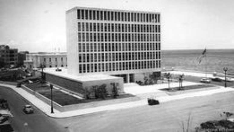 A construção é da década de 1950 e ocupa uma localização privilegiada em Havana