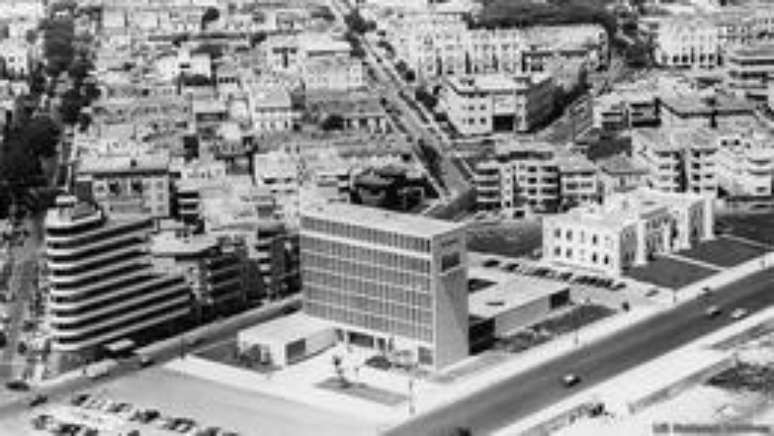 O bloco cinza de seis andares e grandes janelas destoa do resto da arquitetura da capital cubana