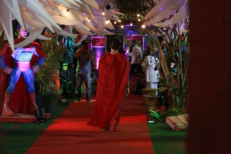 Animadores durante a festa de Antônio, no Rio de Janeiro, neste domingo (19)