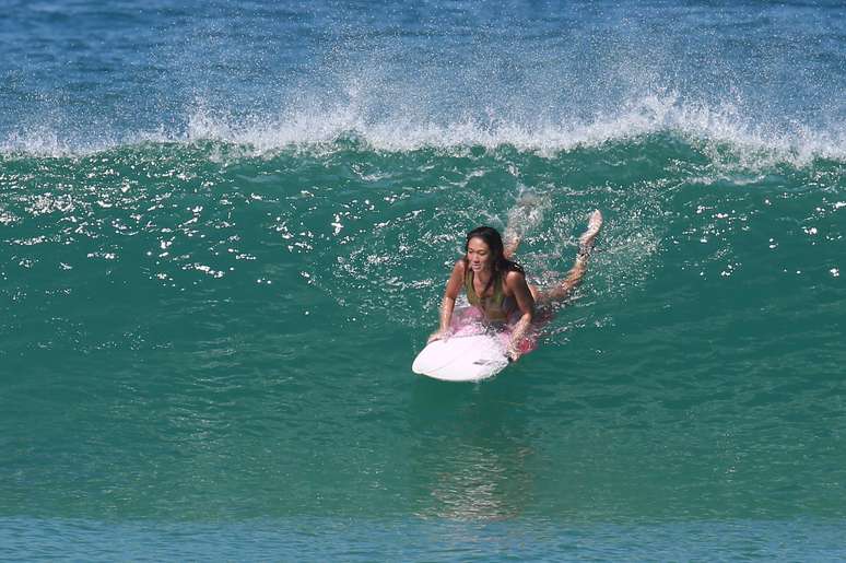 Dani Suzuki manda ver no surfe na praia na praia da Reserva, no Rio de Janeiro