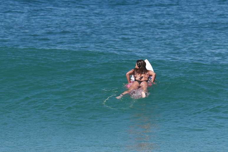 Dani Suzuki manda ver no surfe na praia na praia da Reserva, no Rio de Janeiro