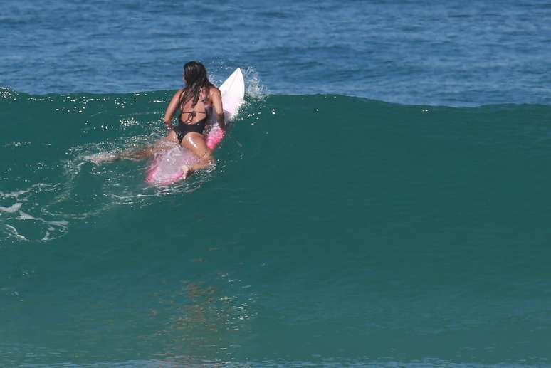 Dani Suzuki manda ver no surfe na praia na praia da Reserva, no Rio de Janeiro