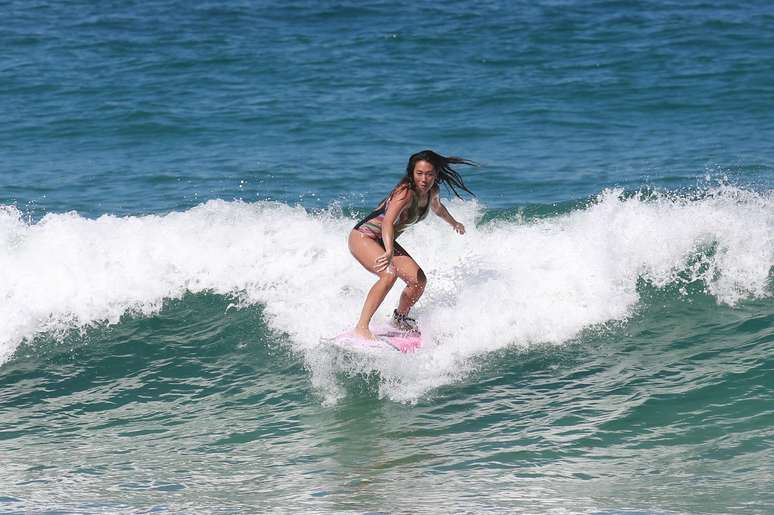 Dani Suzuki manda ver no surfe na praia na praia da Reserva, no Rio de Janeiro