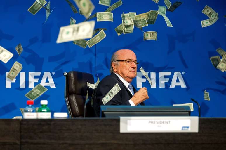 Joseph Blatter foi surpreendido por um comediante antes de uma coletiva em julho; notas de dólar foram jogadas em direção ao então presidente da Fifa