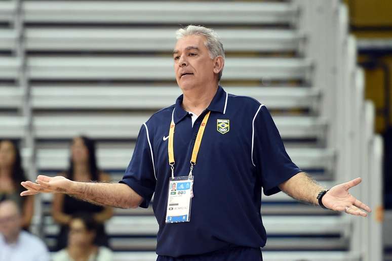 Técnico Luiz Augusto Zanon gesticula durante a decisão do bronze em Toronto