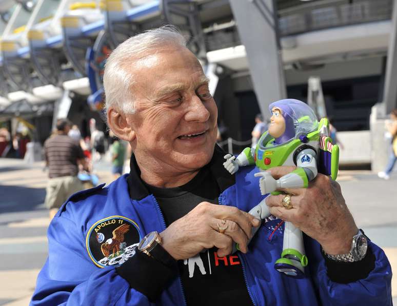 Buzz Aldrin segura um boneco do Buzz Lightyear: nome do personagem da Pixar foi inspirado no astronauta da Apollo 11
