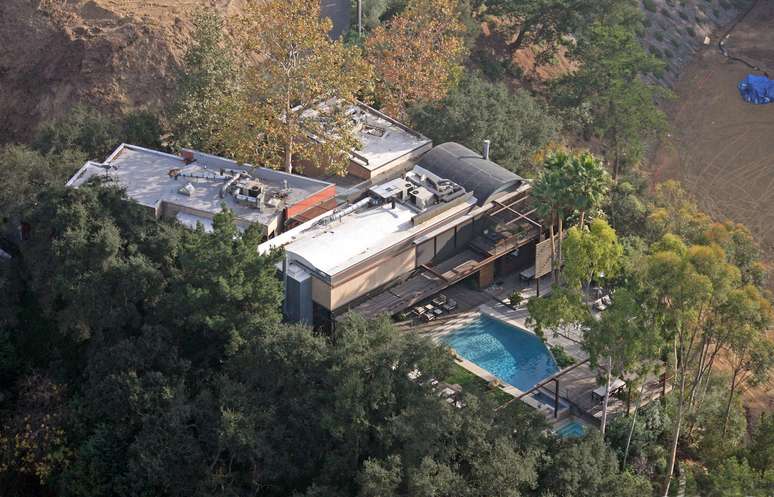 Funcionários faziam festa na piscina da mansão de Demi Moore enquanto a atriz e suas filhas viajavam