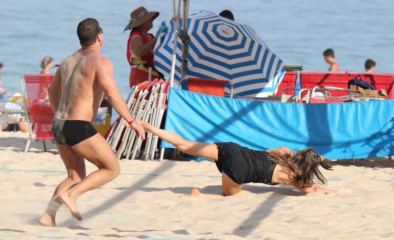 Fernanda Lima durante partida de vôlei nas areias da praia do Leblon, no Rio de Janeiro, neste domingo (19)