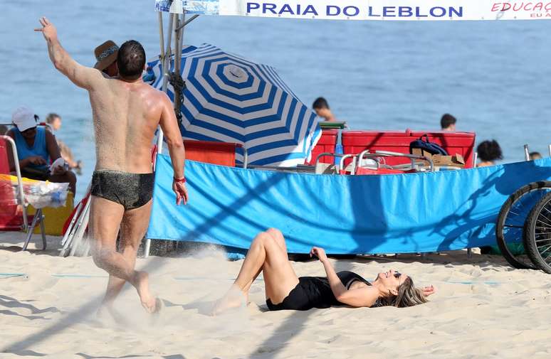 Fernanda Lima durante partida de vôlei nas areias da praia do Leblon, no Rio de Janeiro, neste domingo (19)