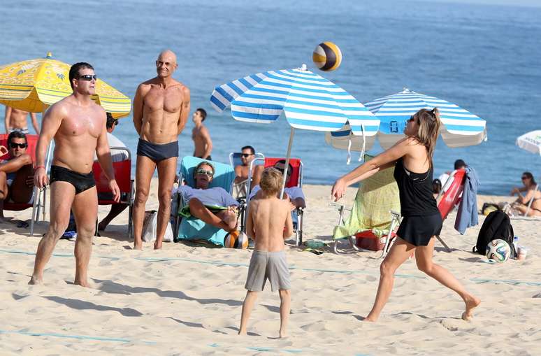 Fernanda Lima joga v&ocirc;lei com filho e amigos nas areias da praia do Leblon, no Rio de Janeiro, neste domingo (19)