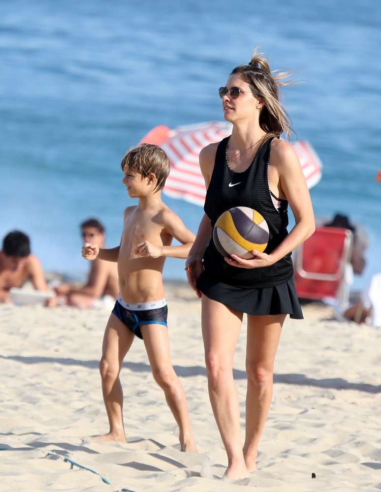 Fernanda Lima joga vôlei com filho e amigos nas areias da praia do Leblon, no Rio de Janeiro, neste domingo (19)