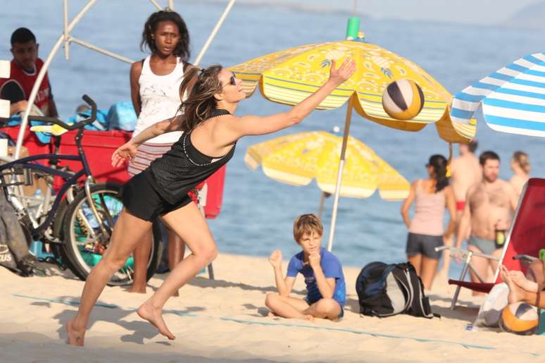 Fernanda Lima durante partida de v&ocirc;lei nas areias da praia do Leblon, no Rio de Janeiro, neste domingo (19)