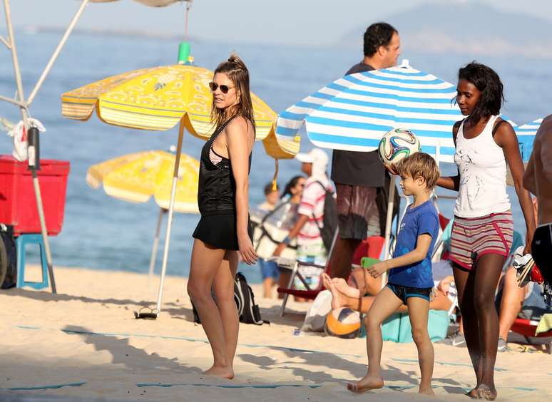 Fernanda Lima joga vôlei com filho e amigos nas areias da praia do Leblon, no Rio de Janeiro, neste domingo (19)