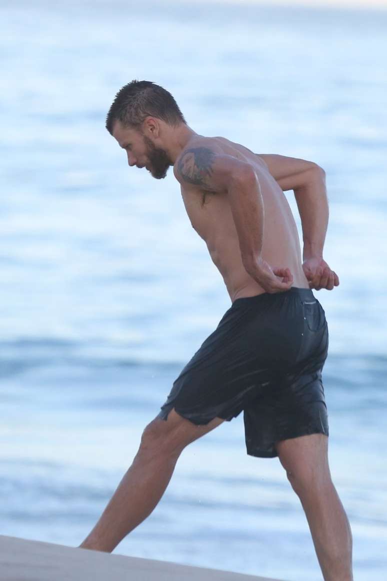 Rodrigo Hilbert d&aacute; um mergulho na praia do Leblon, no Rio de Janeiro, neste domingo (19)