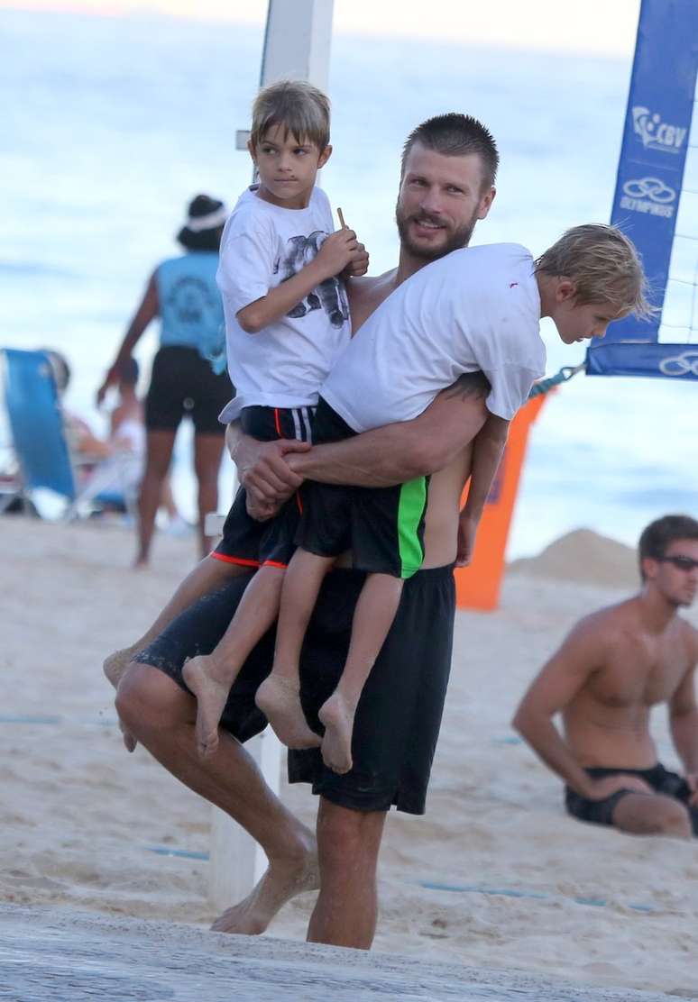 Rodrigo Hilbert carrega os filhos na praia do Leblon, no Rio de Janeiro, neste domingo (19)