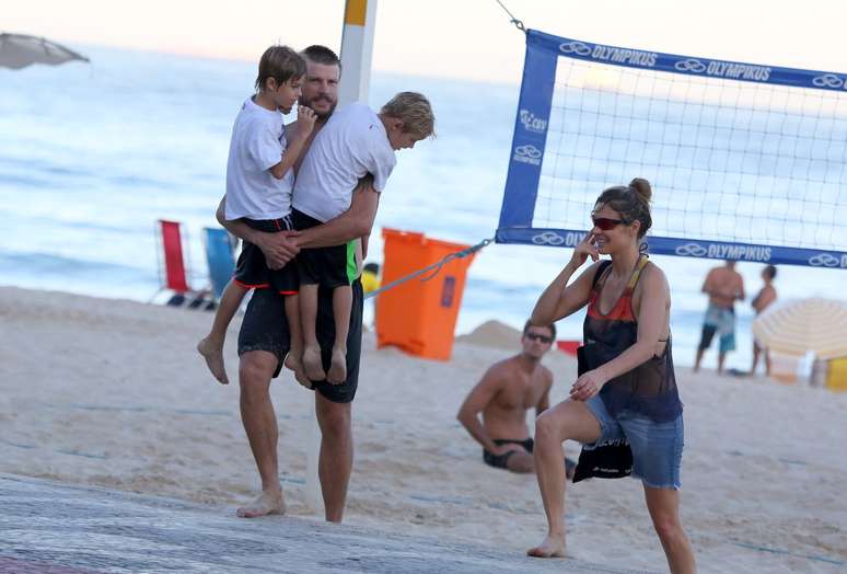 Rodrigo Hilbert carrega os filhos ao lado de Fernanda Lima, ao deixarem a praia do Leblon, no Rio de Janeiro, neste domingo (19)