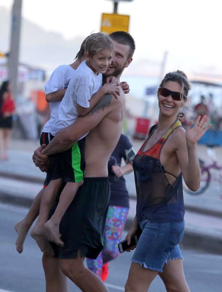 Rodrigo Hilbert carrega os filhos ao lado de Fernanda Lima, ao deixarem a praia do Leblon, no Rio de Janeiro, neste domingo (19)