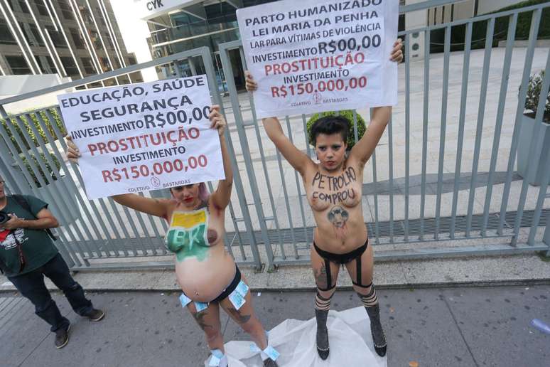 Ato aconteceu em frente a sede da empresa na Avenida Paulista, em São Paulo, SP, na manhã desta segunda-feira (20).