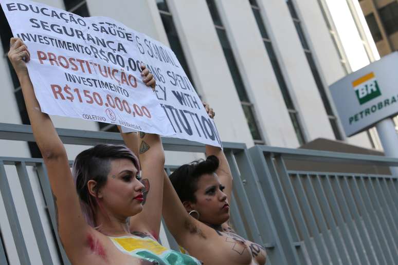 Ativistas do movimento feminista Bastardxs realizam protesto contra a utilização do dinheiro da Petrobrás para financiar festas e prostituição de luxo para políticos brasileiros 