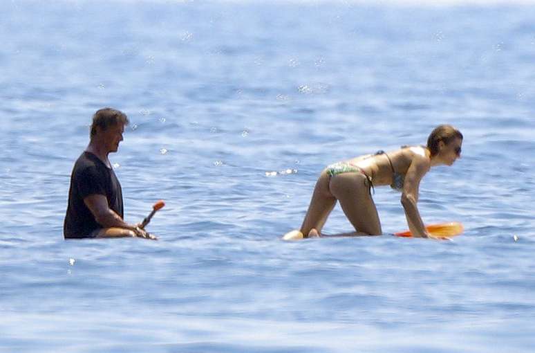 Sylvester Stallone e a mulher, Jennifer Flavin, praticam stand up paddle na França