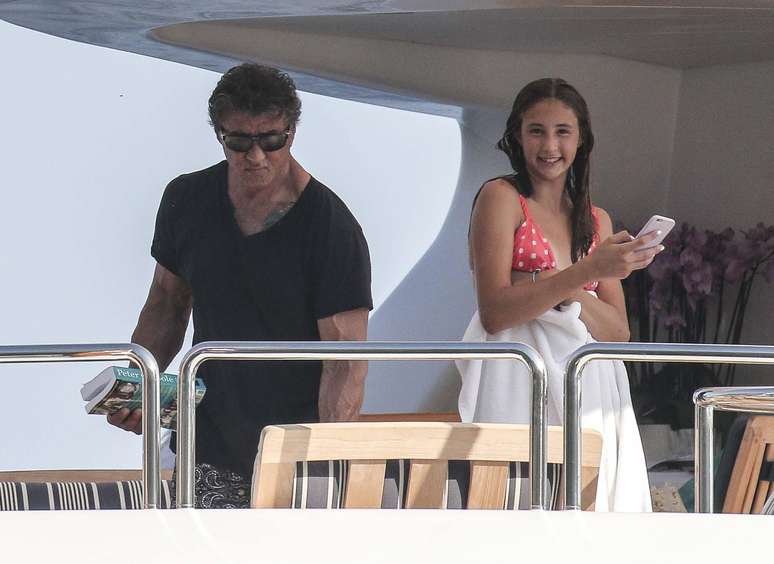 As mulheres de Stallone: as filhas Scarlet Rose (&agrave; esq.) e Sistine Rose Stallone (&agrave; dir.) e a mulher, Jennifer Flavin