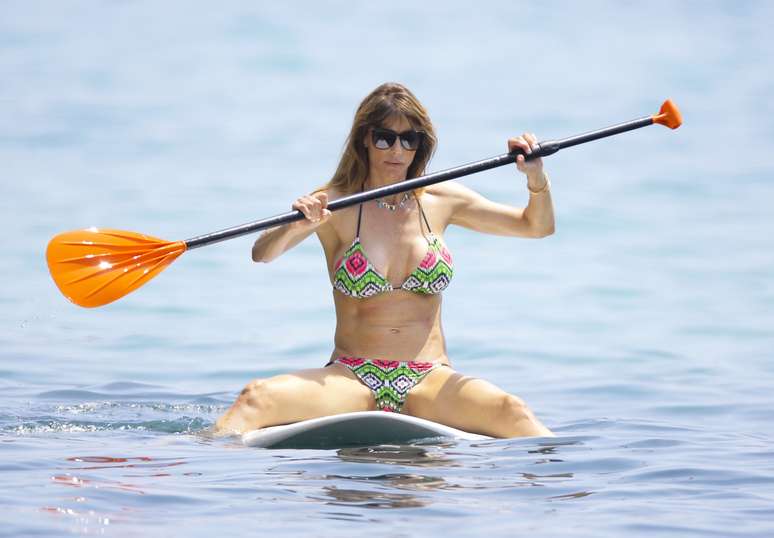 Jennifer Flavin, mulher de Stallone, pratica stand up paddle no mar de Mônaco, na França