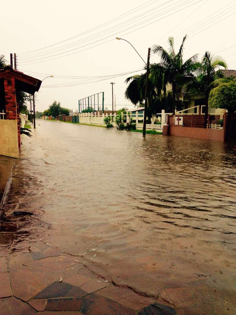 Rua próxima à prefeitura de Xangri-Lá estava tomada pela água por volta das 13h desta segunda-feira