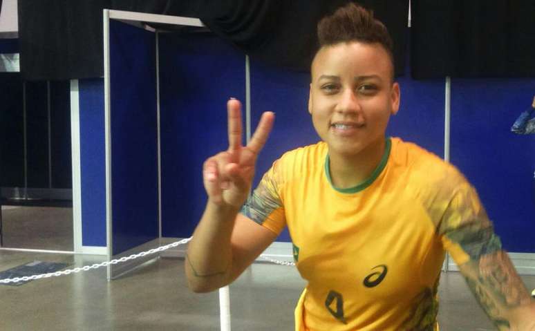 Samira comemora vitória brasileira sobre o México, que garantiu classificação em primeiro lugar no handebol
