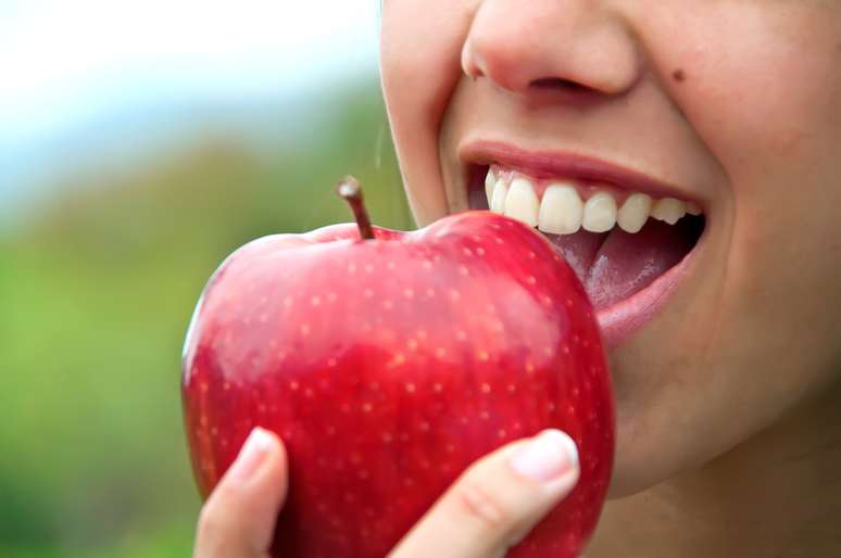 Mesmo comendo frutas antes de dormir, é preciso escovar os dentes, pois, durante a noite, a salivação diminui e o ambiente fica propício para proliferação de bactérias