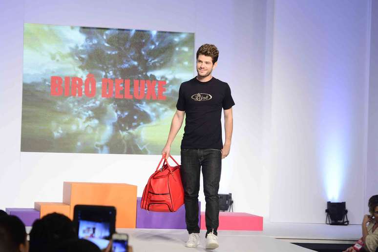 Par de Marquezine, Mauricio Destri desfila no segundo dia do Mega Polo Moda, em São Paulo