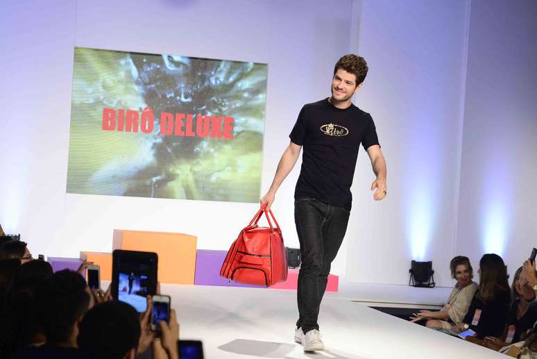Par de Marquezine, Mauricio Destri desfila no segundo dia do Mega Polo Moda, em São Paulo