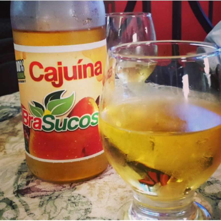 A cajuína, bebida típica do Piauí, é feita com suco 100% natural do caju