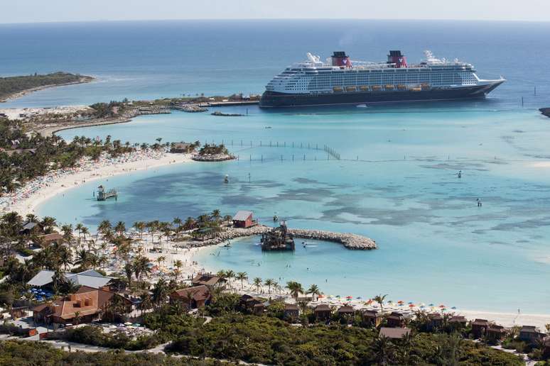 Em alguns roteiros pelas Bahamas, a Disney Cruise Line para em Castaway Cay, sua ilha particular