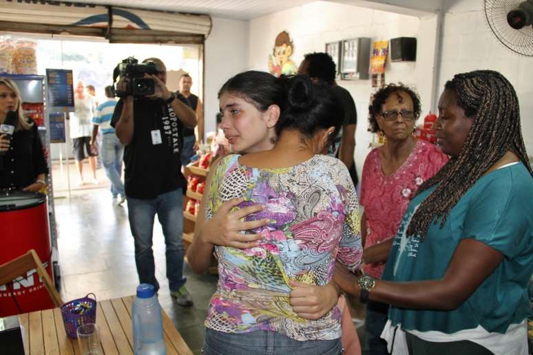Leticia Vitória Oliveira durante reencontro com a família