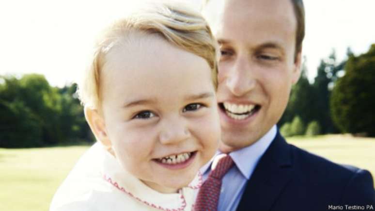 George foi fotografado no colo do pai após o batizado de sua irmã, a princesa Charlotte