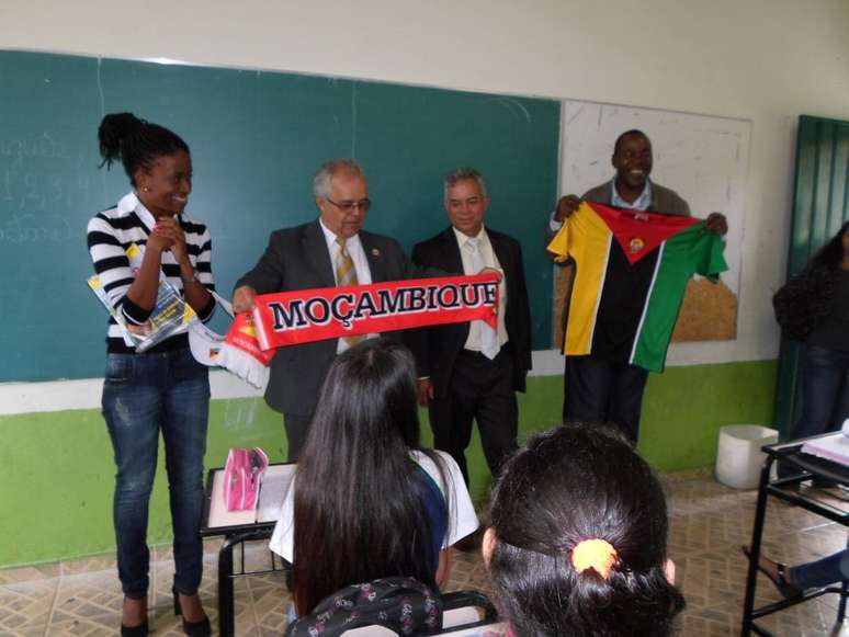 O cônsul de Moçambique foi até a escola em que Luana dá aulas após a professora organizar uma troca de cartas entre seus alunos e os alunos de uma escola do país africano