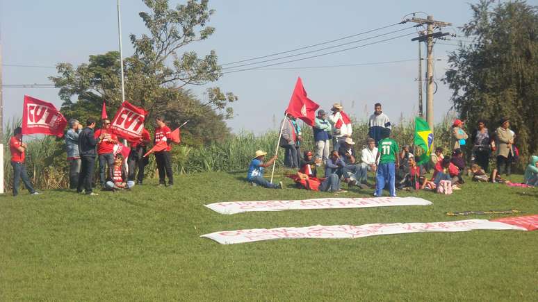 Sindicalistas e integrantes do MST foram até a frente da indústria de etanol visitada hoje pela presidente Dilma