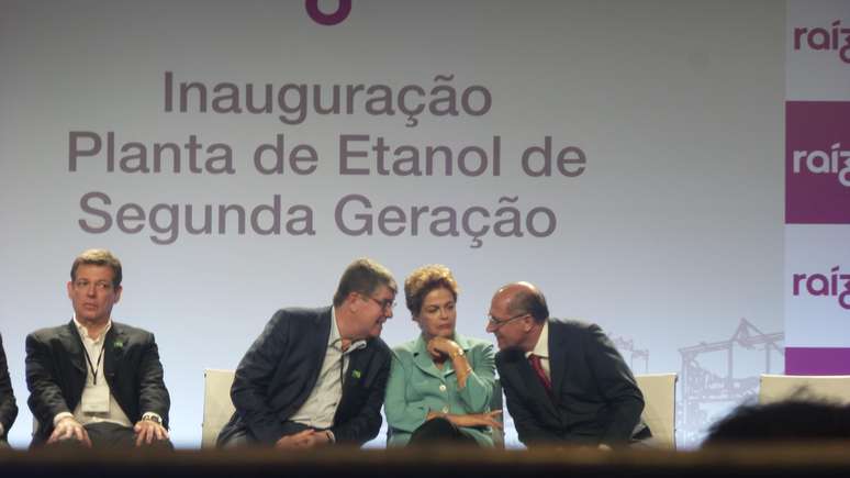 A presidente Dilma entre o empresário Rubens Ometto, à esquerda, e o governador Geraldo Alckmin