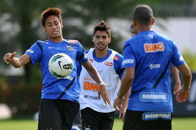 Ao lado de Neymar, companheiro de seleções de base, durante treino do Santos