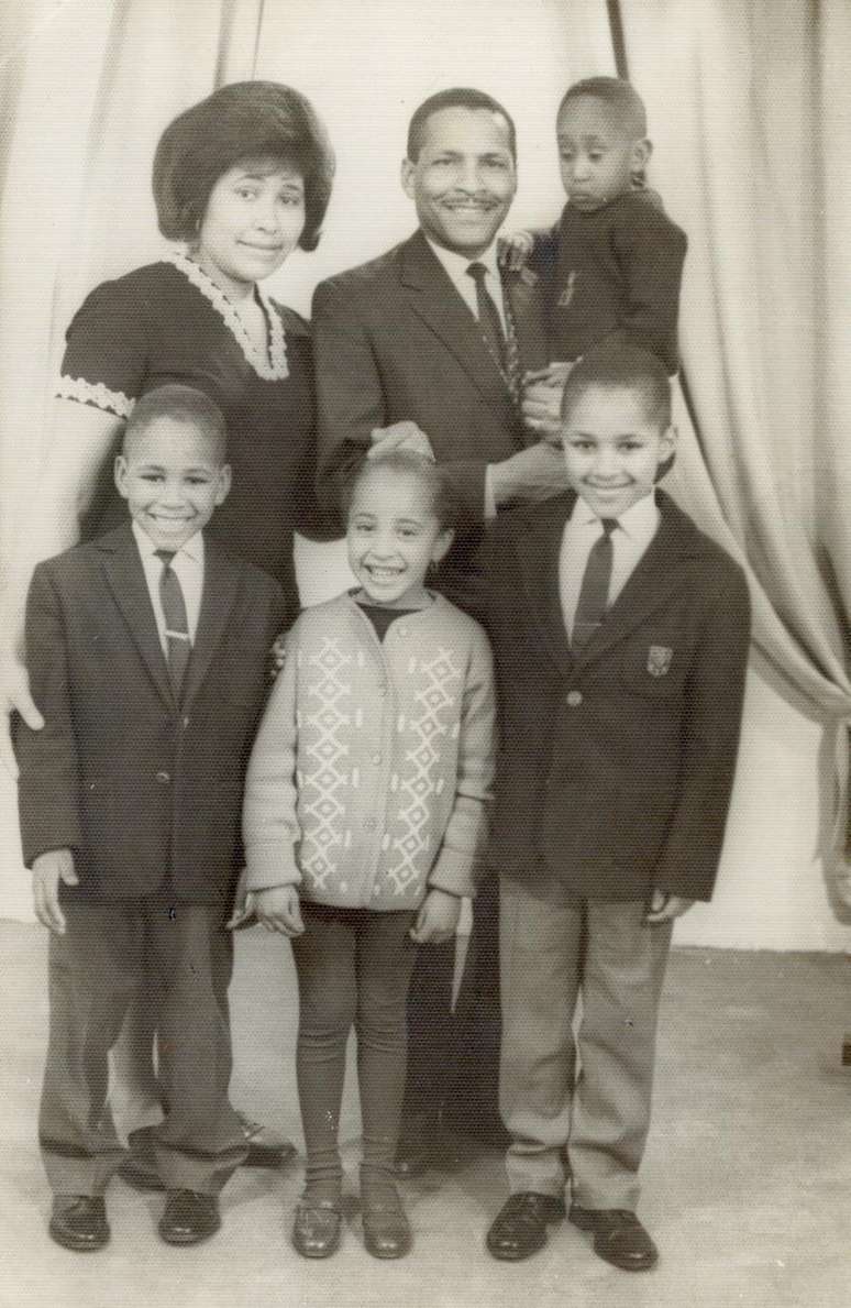 Miriam Gomes (ao centro) em foto com os pais, de Cabo Verde