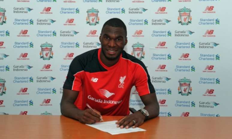 Benteke assina contrato milionário com Liverpool