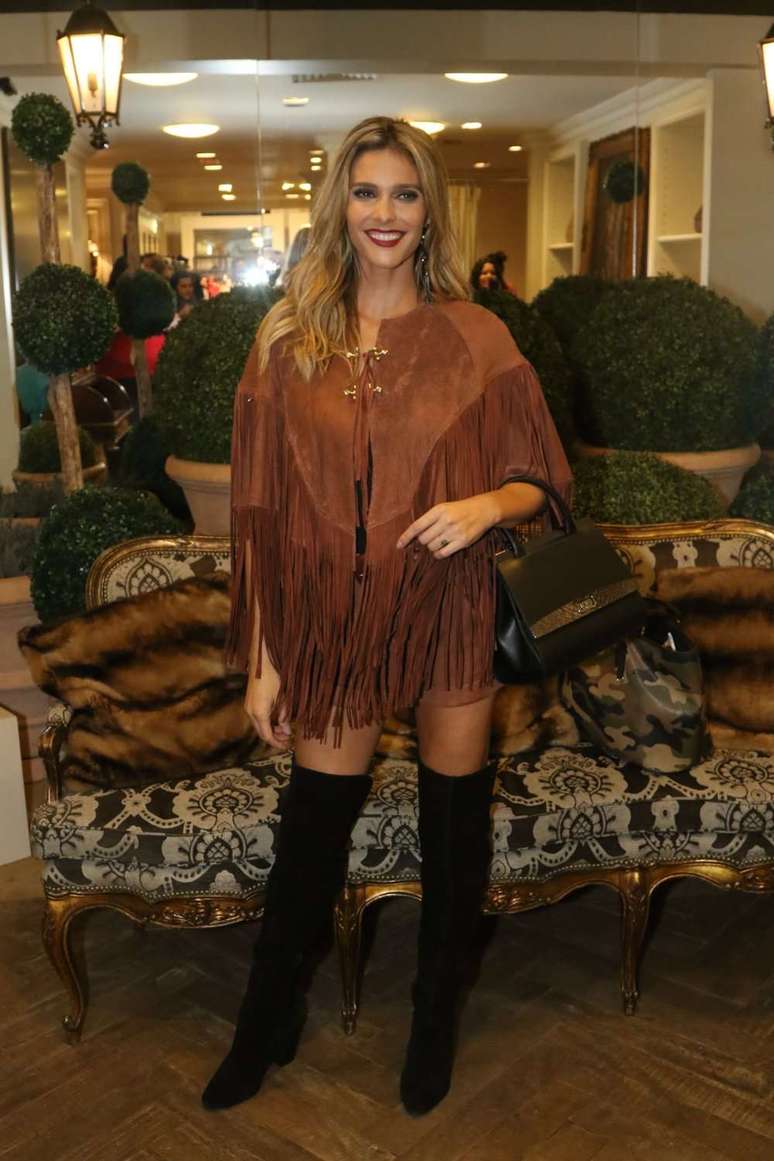 Fernanda Lima tem pernas e corpo para usar as botas over the knee, mas exagerou um pouco com a roupa cheia de franja. Parece figurino de faroeste. Melhor não copiar, ok?