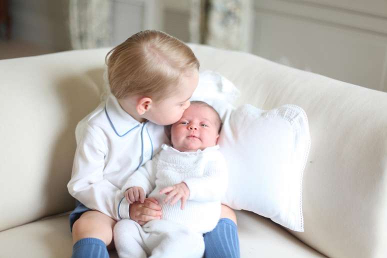 Príncipe George segura a irmã Charlotte