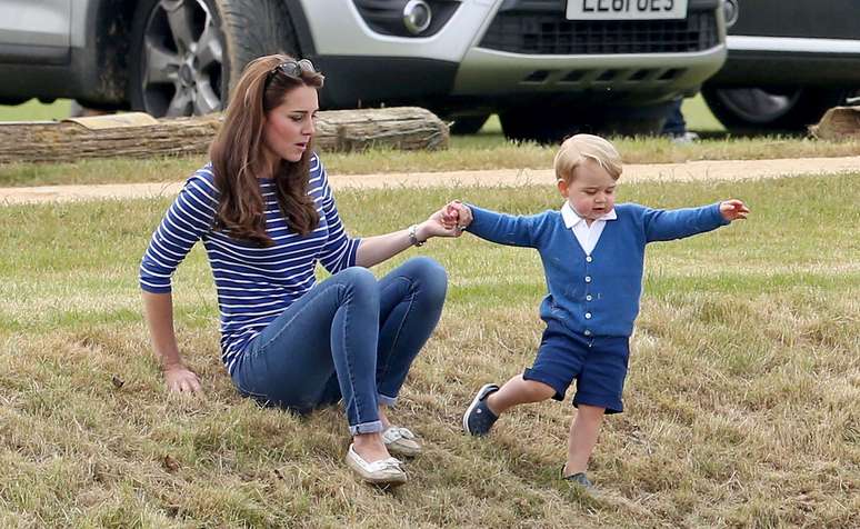 Kate Middleton com o filho, o príncipe George. Ele é o terceiro na linha de sucessão da Família Real, atrás do pai e do avô, o príncipe Charles.