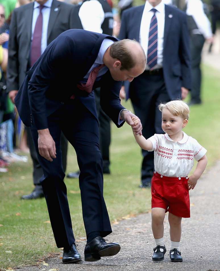 Príncipe William segura a mão do filho, George, que completou 2 anos