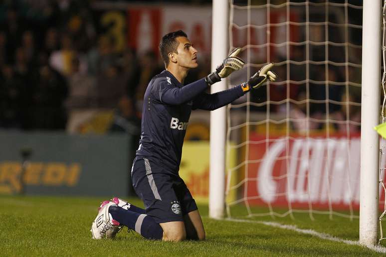 Grohe comemora após defender pênalti do goleiro Luiz