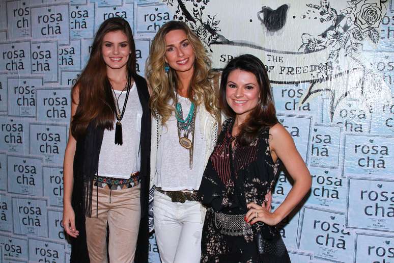 Camila Queiroz, Mariana Weickert e Sophia Alckmim  em evento de moda em SP, nesta terça-feira (21)